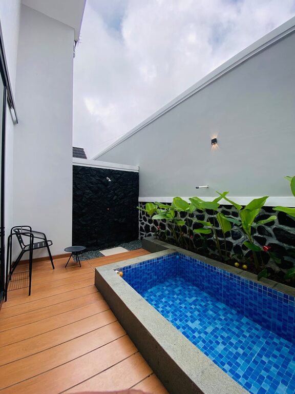 Jak urządzić mały balkon, by poczuć się na nim przytulnie